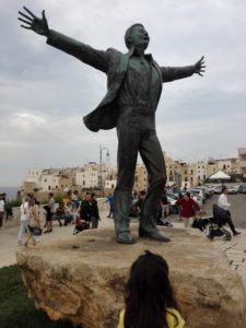 La statua dedicata a Modugno, suo paese natìo a Polignano